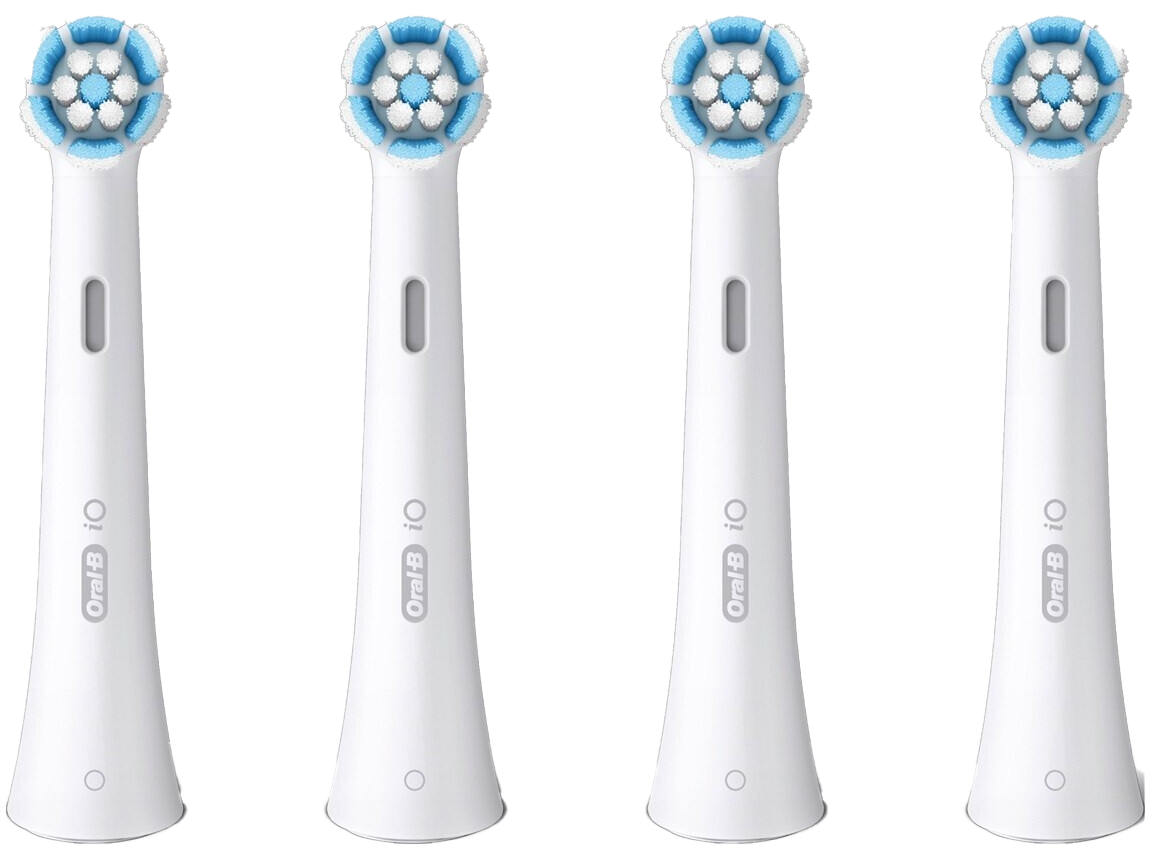 Quattro testine per spazzolino Oral-B bianche. Ognuna ha un motivo a setole blu e bianche in alto e un manico bianco.