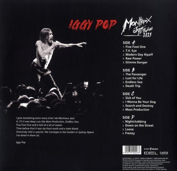 Iggy Pop auf der Bühne, Arme ausgestreckt. Das Albumcover zeigt eine Titelliste und Text.