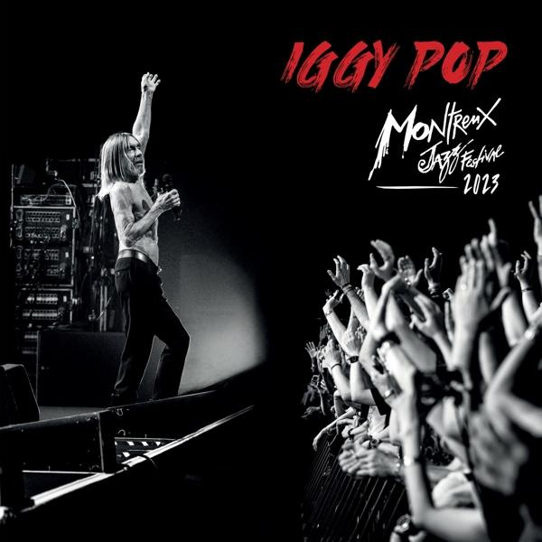 Iggy Pop auf der Bühne beim Montreux Jazz Festival 2023, Arme erhoben. Hände des Publikums im Hintergrund.