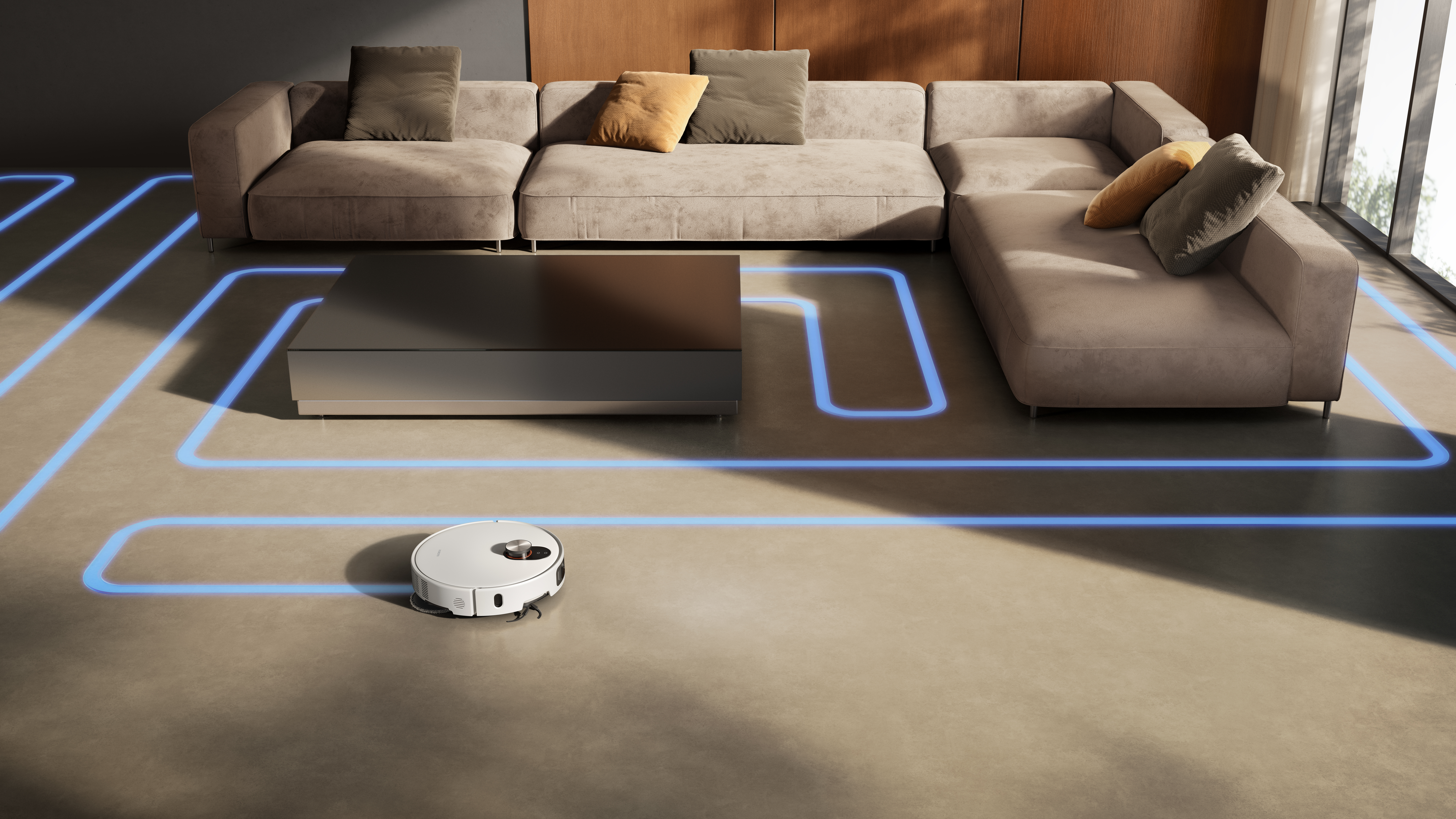 Ein Roboter-Staubsauger auf einem Boden mit blauem Pfad. Ein Sofa mit Kissen, ein Couchtisch und ein Fenster sind zu sehen.