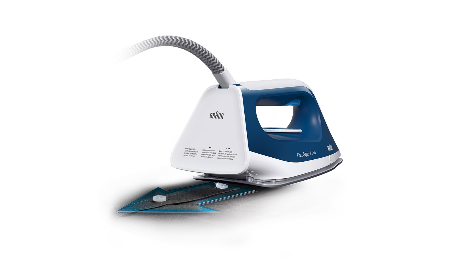 Ein weißes und marineblaues Braun CareStyle 1 Pro Bügeleisen mit grauem Schlauch und einem dunklen pfeilförmigen Zubehör mit Knöpfen.