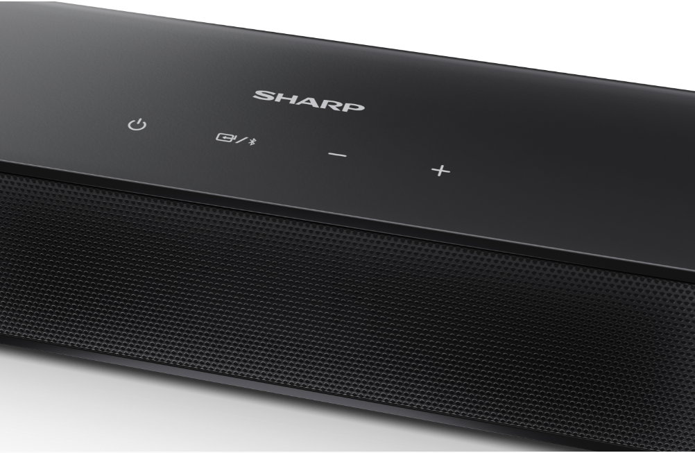 Zbliżenie czarnego soundbaru z logo SHARP. Zawiera przyciski zasilania, Bluetooth i regulacji głośności. Przód ma perforowaną siatkę.