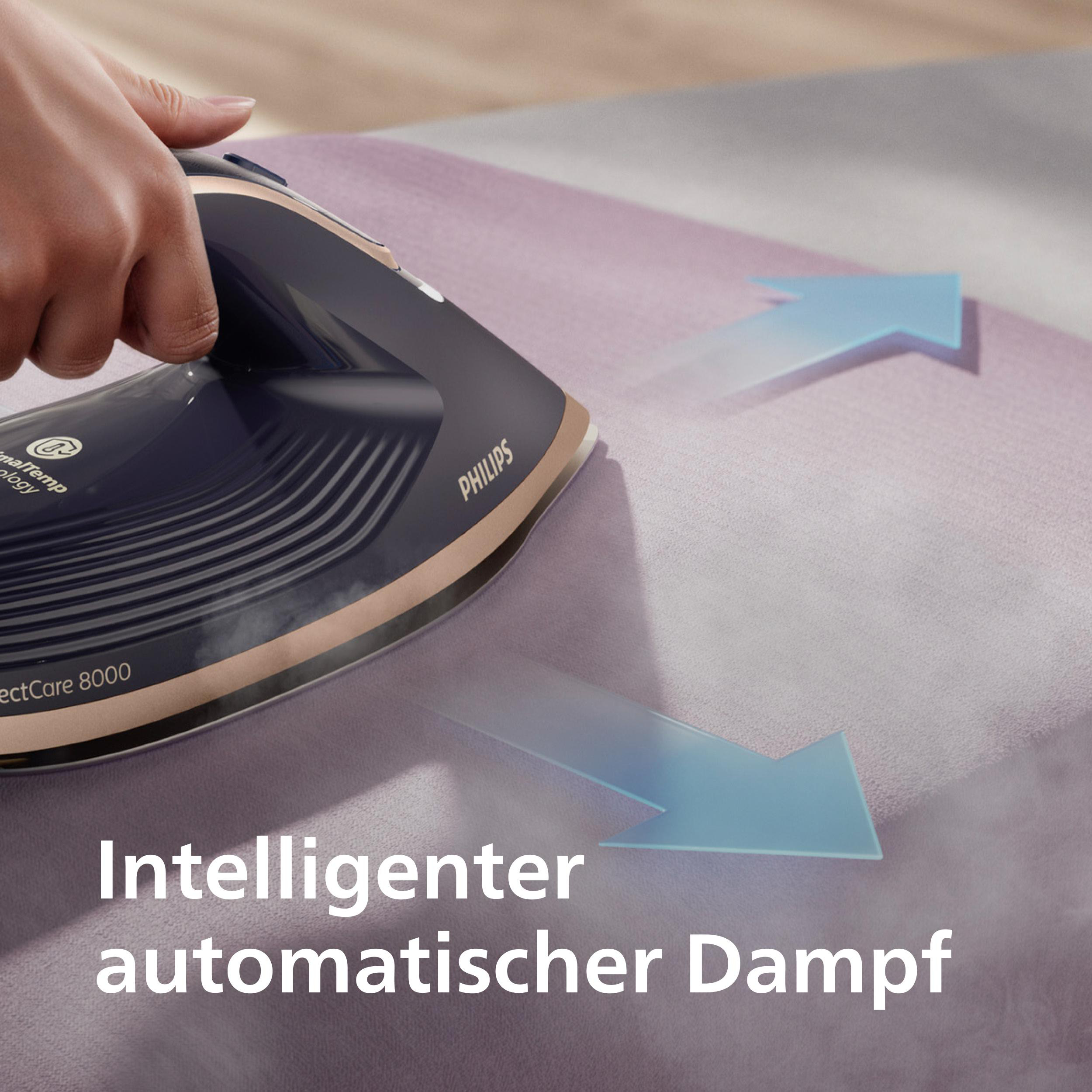 Eine Hand bügelt einen lila Stoff mit einem blau-schwarzen Philips-Bügeleisen. Blaue Pfeile zeigen nach unten.