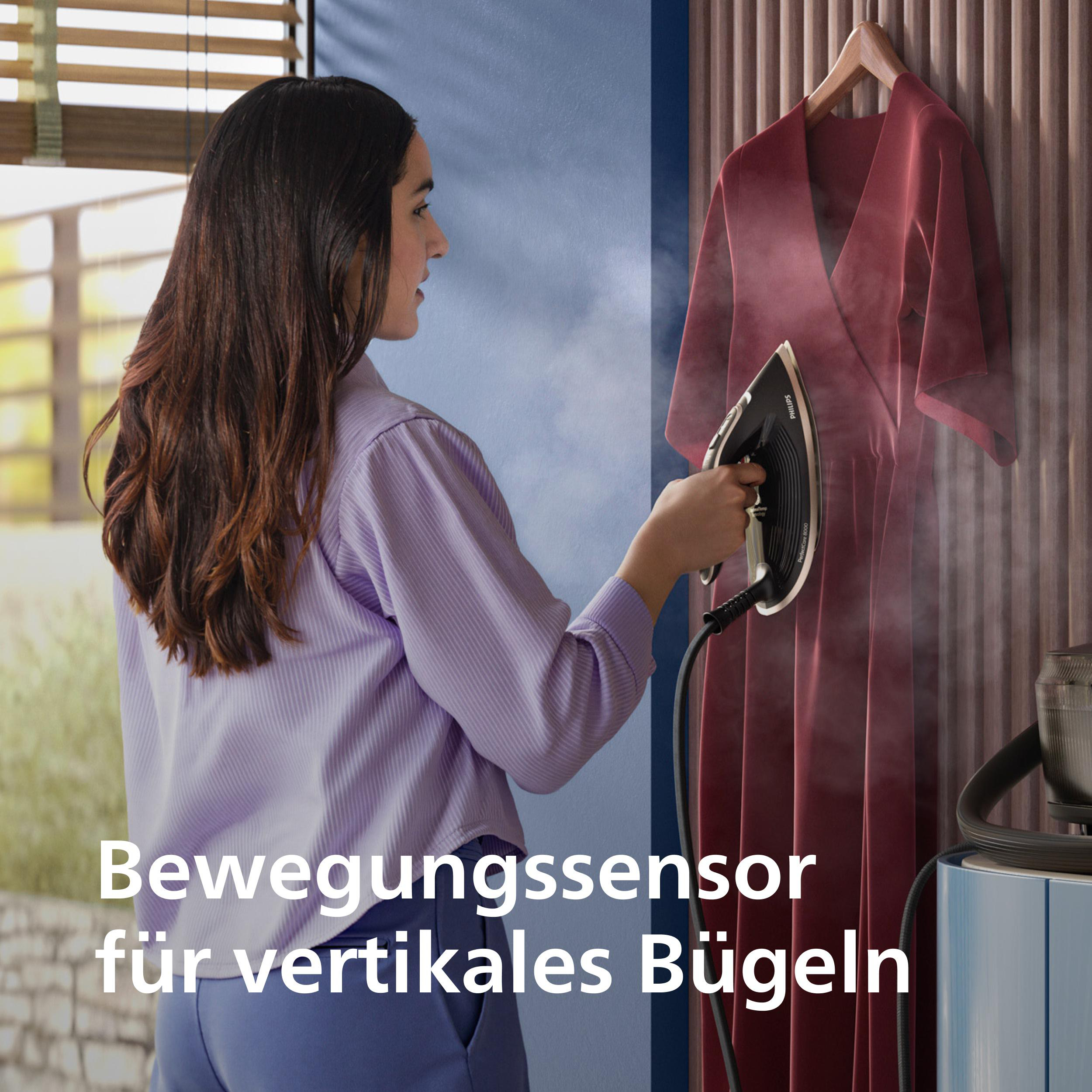 Frau bügelt rotes Kleid mit Dampf. Ein modernes Bügeleisen wird verwendet. Der Hintergrund ist ein vertikales Paneel.