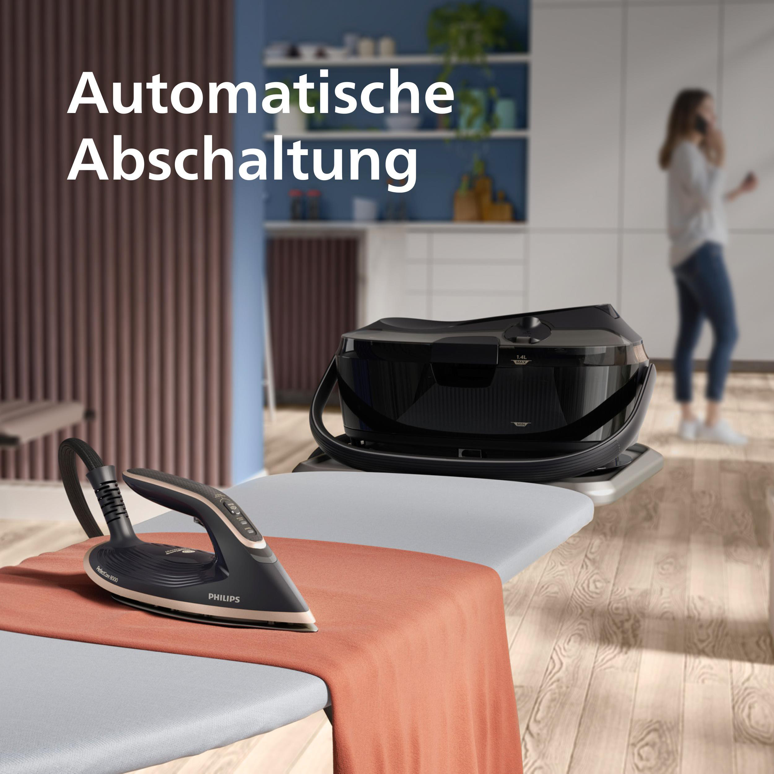 Ein Bügeleisen und seine Basis liegen auf einem Bügelbrett. Eine Person ist rechts unscharf. Text: Automatische Abschaltung.