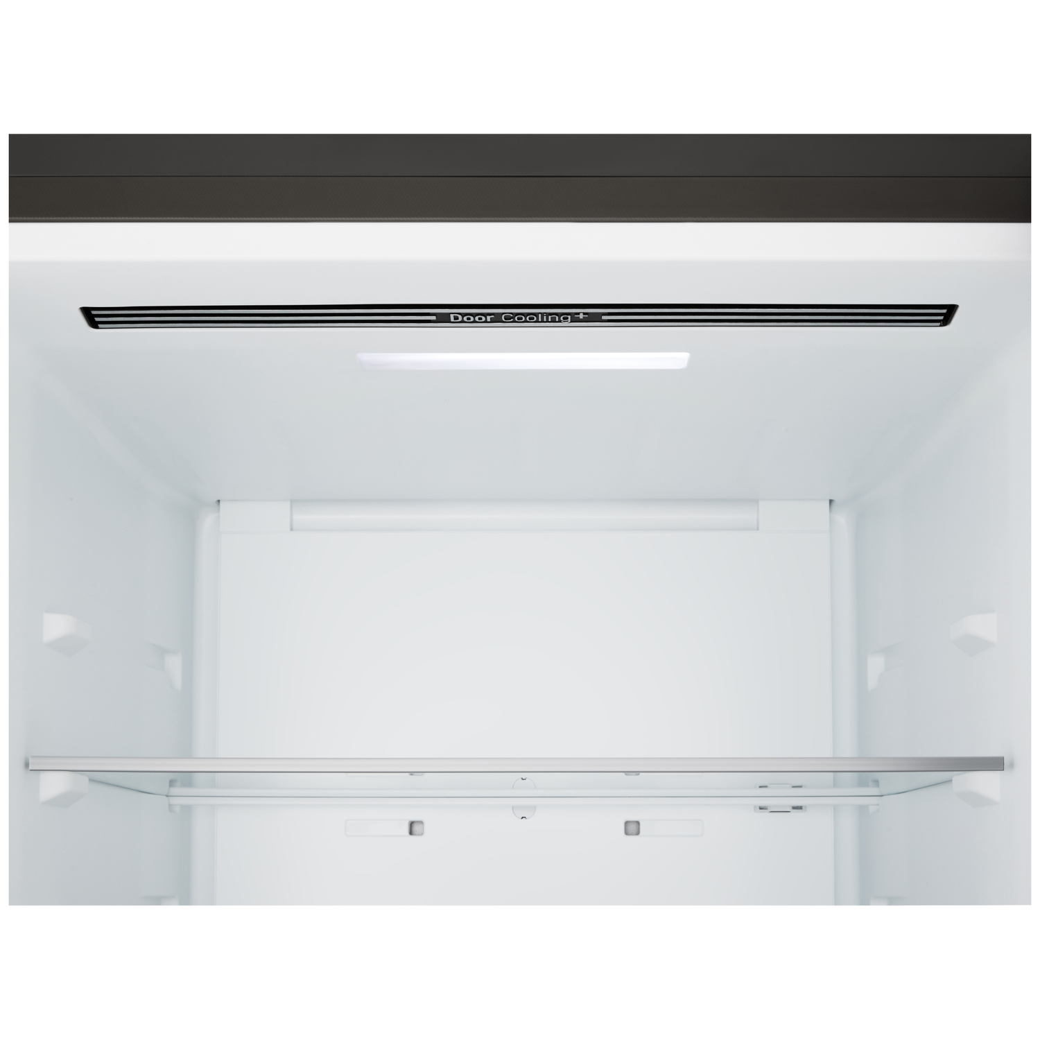 Binnenkant van een witte koelkast. Het heeft een glazen plank, een lamp en een 'Door Cooling +' ventilatie. De bovenkant is donkergrijs.