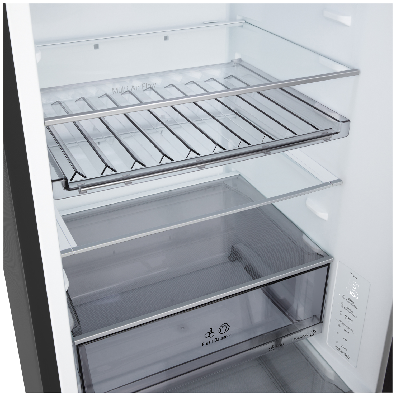 Binnen in een koelkast zijn glazen planken en lades zichtbaar. De bovenste plank heeft een 'Multi Air Flow'-label. Een digitaal display toont instellingen.