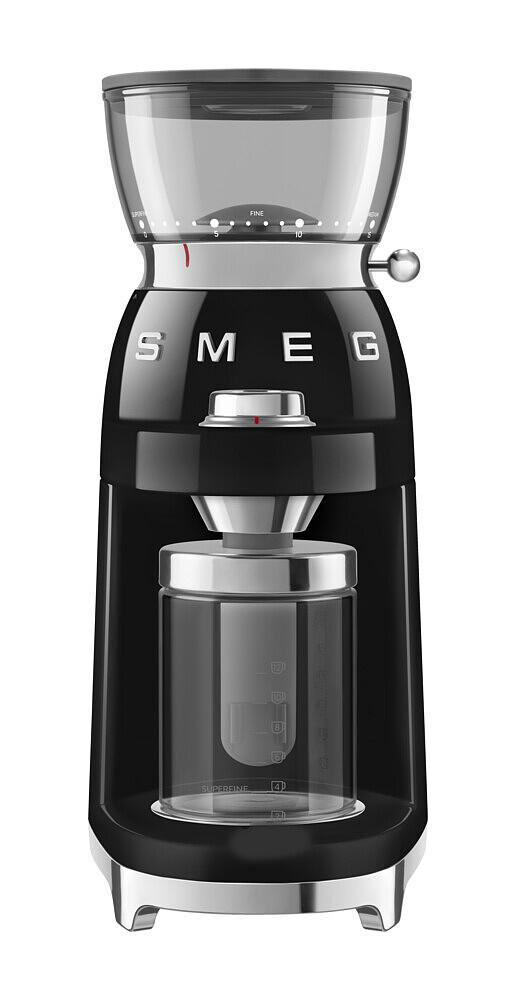 Ein schwarzer SMEG-Kaffeemühle. Sie hat einen transparenten Bohnenbehälter oben und ein Glasgefäß für gemahlenen Kaffee unten.