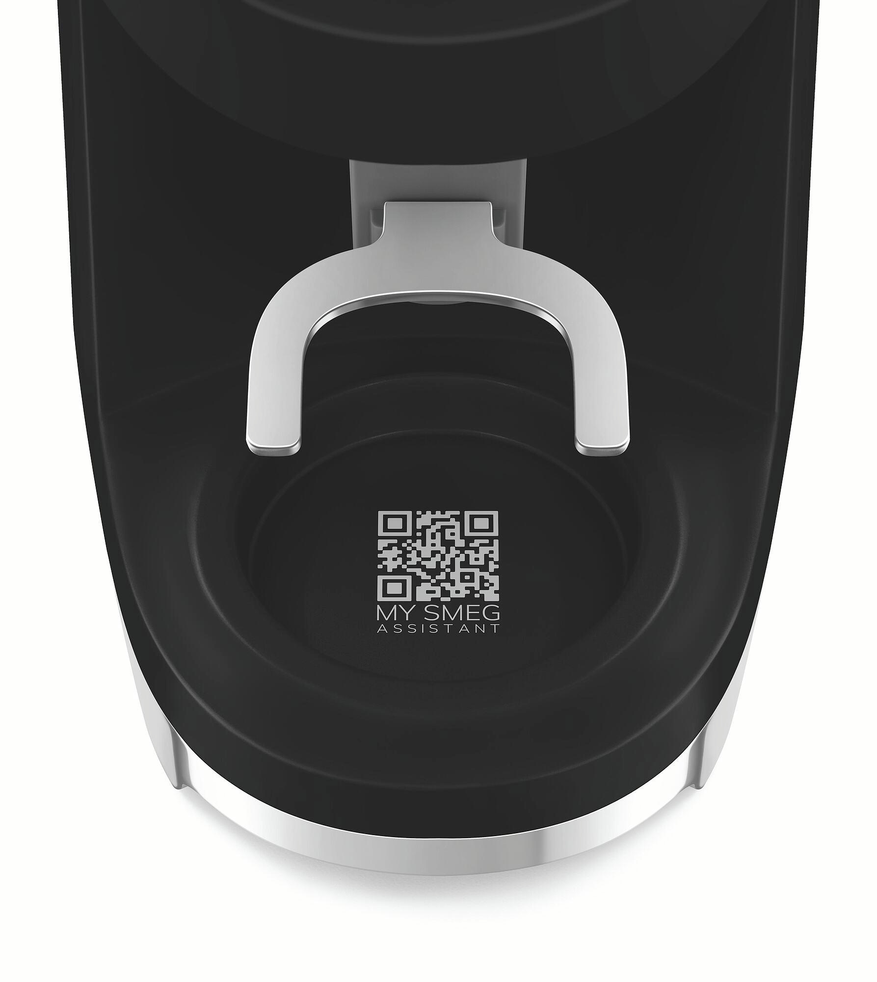 Schwarzes und silbernes Gerät mit Griff. Ein QR-Code und der Text 'MY SMEG ASSISTANT' sind sichtbar.