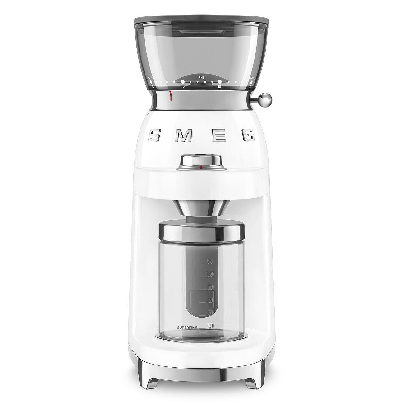 Eine weiße und silberne Smeg-Kaffeemühle. Sie hat einen transparenten Bohnenbehälter oben und einen Glasbehälter zum Sammeln des Kaffeemehls.