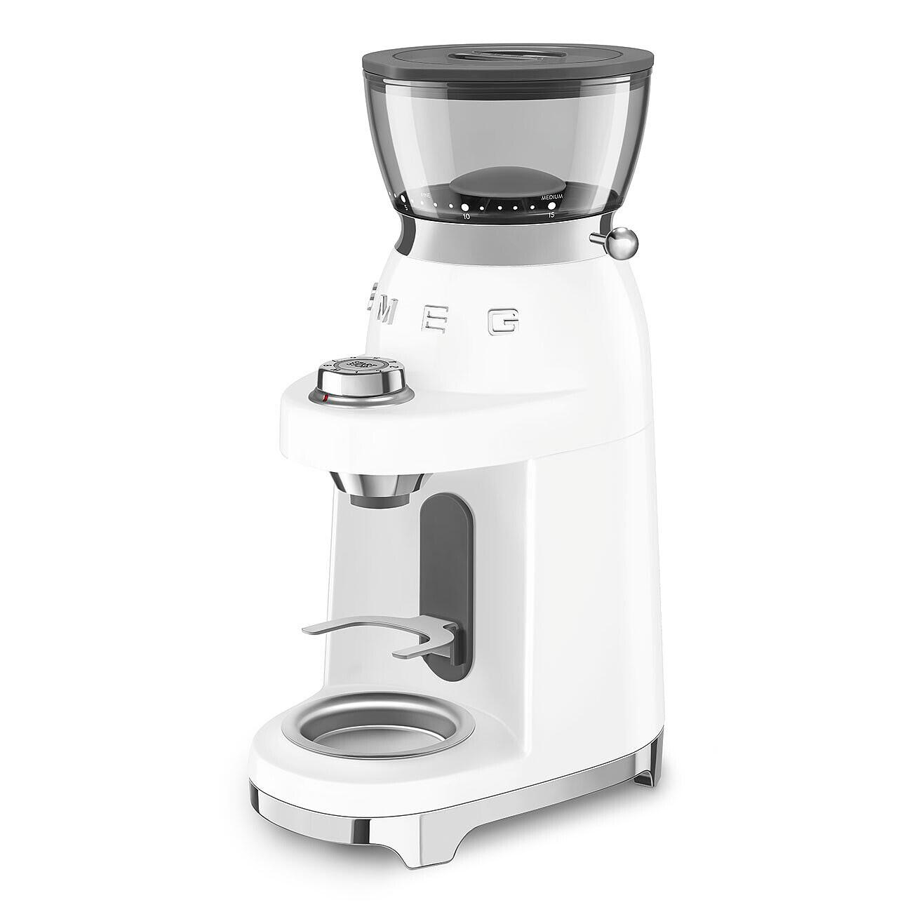 Eine weiße und silberne elektrische Kaffeemühle mit einem transparenten Trichter. Die Mühle hat ein Rad zur Einstellung der Mahlgröße.