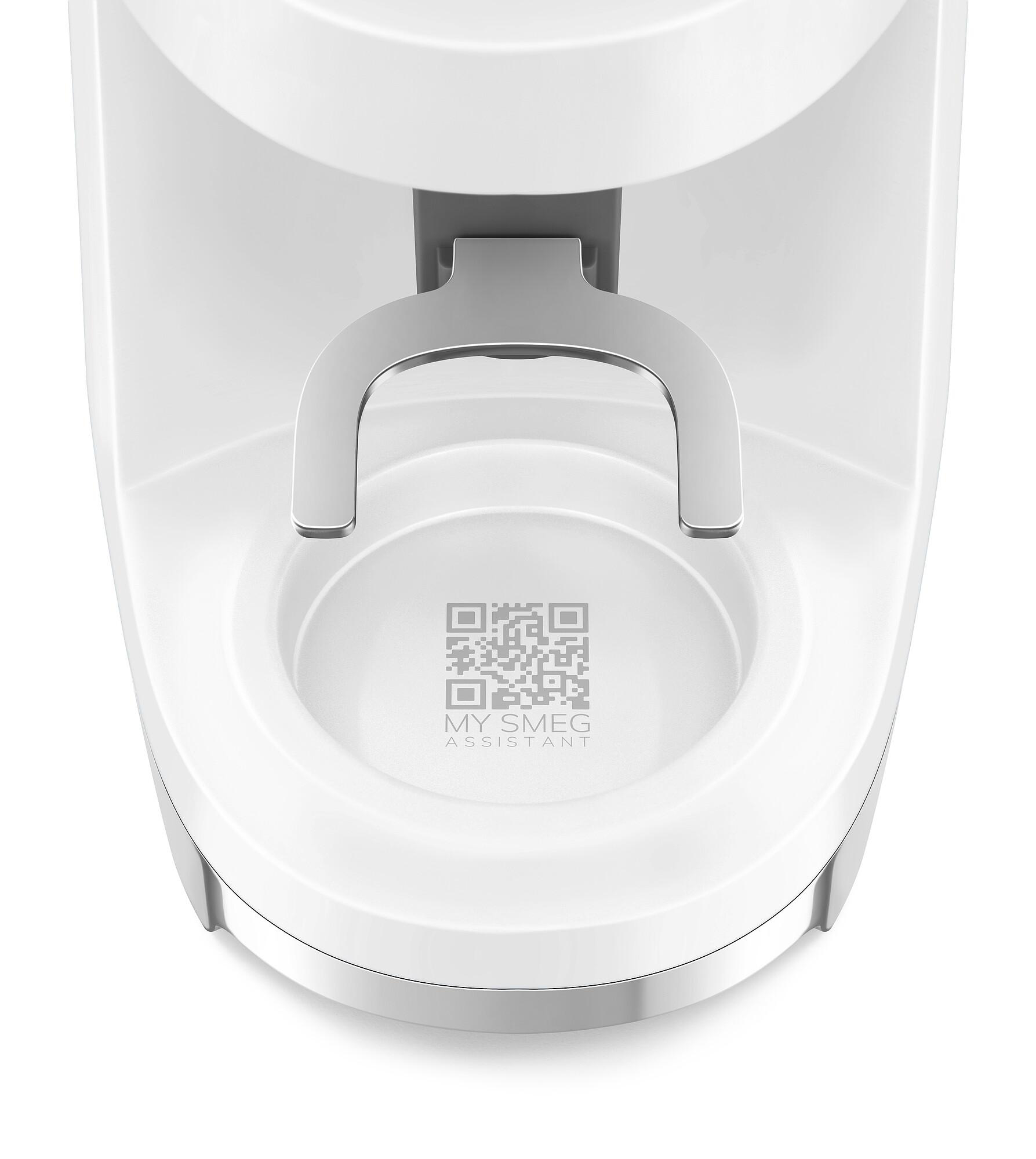 Nahaufnahme eines weißen Geräteteils mit gebogenem Metallgriff und einem QR-Code mit dem Text: MY SMEG ASSISTANT.