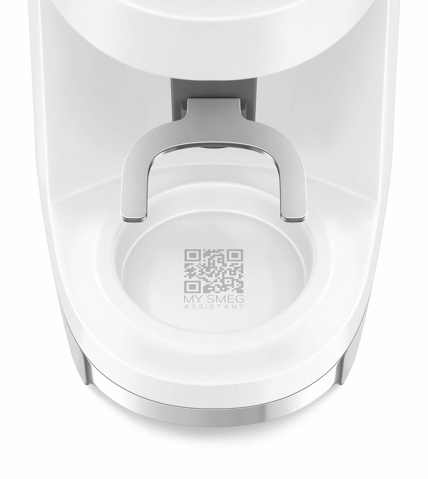 Weißes Gerät mit einem gebogenen Chromgriff. Ein QR-Code und der Text 'MY SMEG ASSISTANT' sind sichtbar.