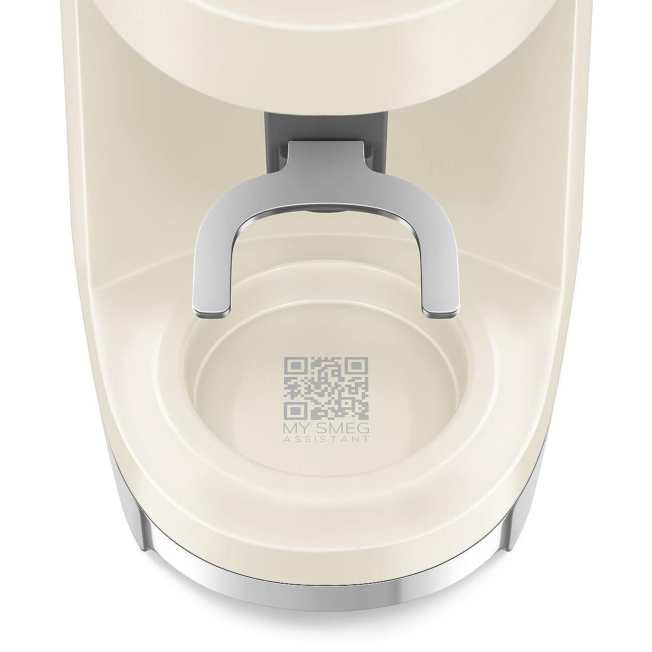 Cremefarbenes Gerät mit silbernem Griff. QR-Code und 'MY SMEG ASSISTANT' sind auf der Basis gedruckt.