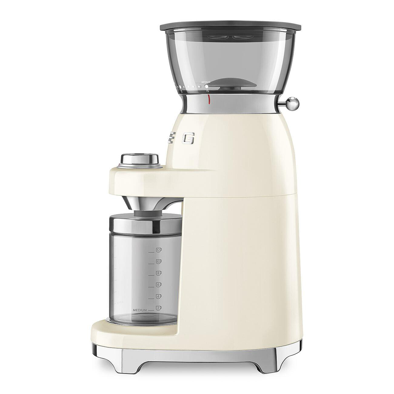 Cremefarbene elektrische Kaffeemühle. Sie hat einen transparenten Bohnenbehälter oben und einen Glasbehälter für Kaffeepulver unten.