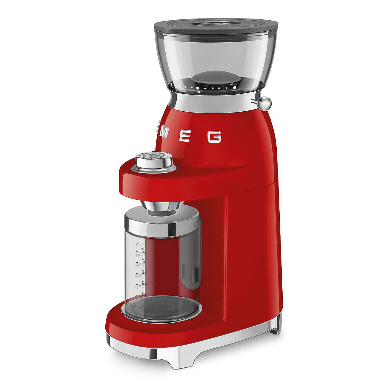 Ein roter Smeg-Kaffeemühle. Sie hat einen transparenten Bohnenbehälter oben und einen Glasbehälter für Kaffeepulver unten.