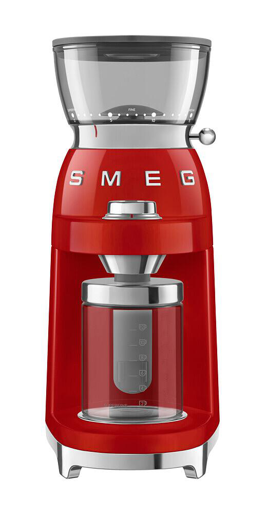 Ein roter SMEG-Kaffeemühle. Sie hat einen transparenten Bohnenbehälter und einen Glasbehälter für Kaffeepulver.