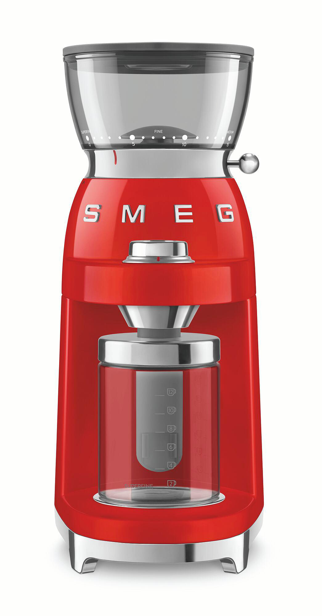 Roter SMEG Kaffeemühle. Sie hat einen transparenten Bohnenbehälter und einen Glasbehälter für Kaffeepulver.