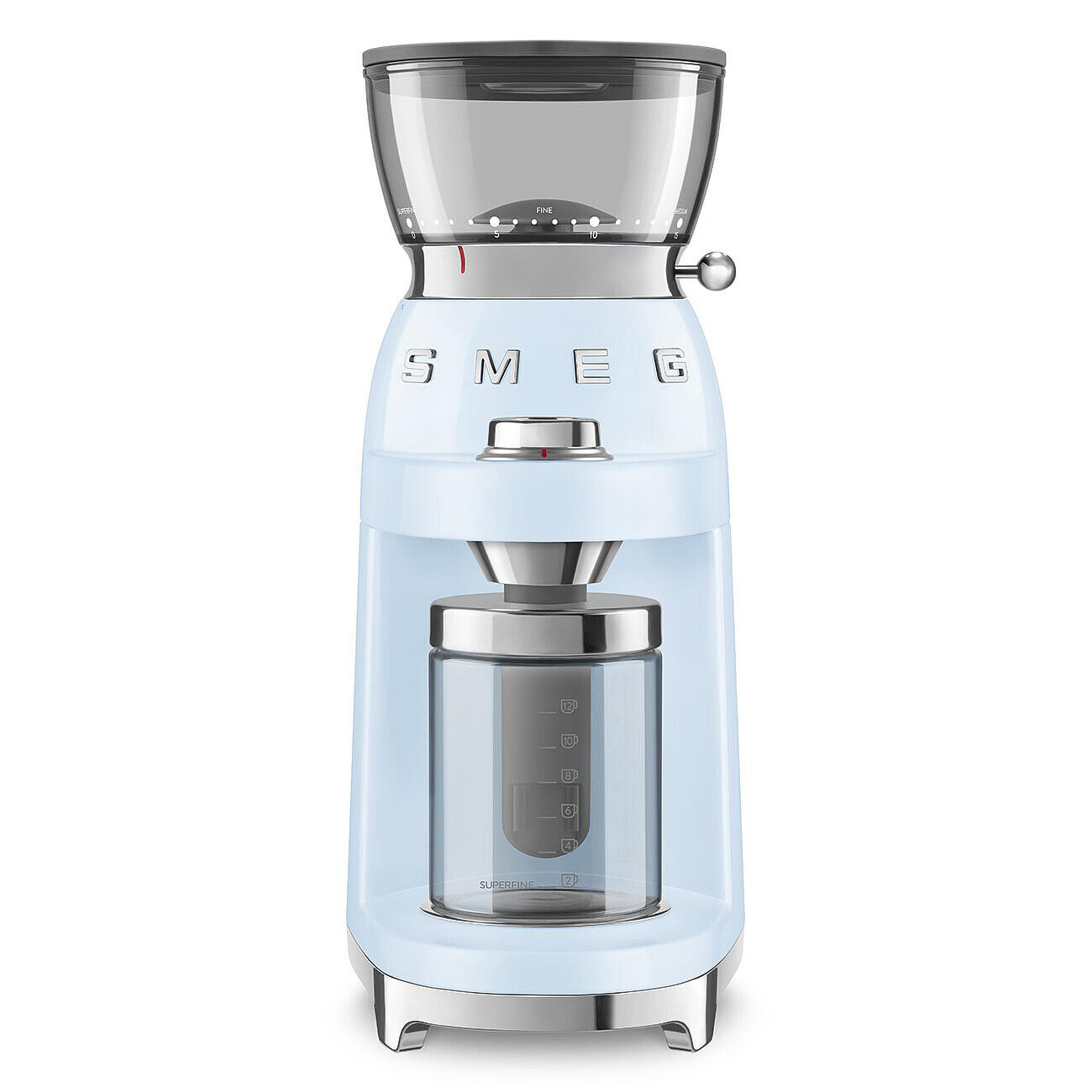 Hellblauer SMEG-Kaffeemühle. Sie hat einen transparenten Bohnenbehälter oben, ein Glasgefäß unten und Chromakzente.