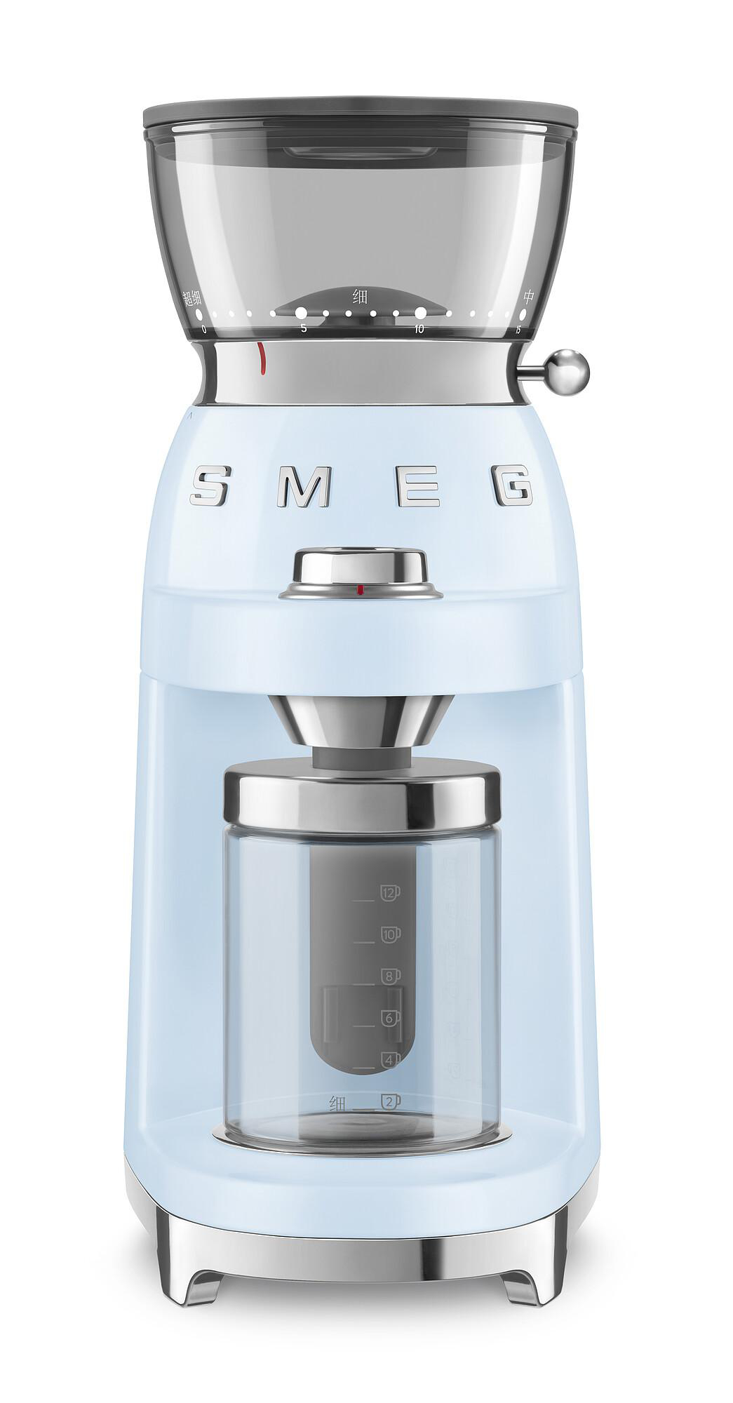 Ein hellblauer SMEG-Kaffeemühle. Sie hat einen transparenten Bohnenbehälter und einen Glasbehälter für gemahlenen Kaffee. Akzente aus Edelstahl.
