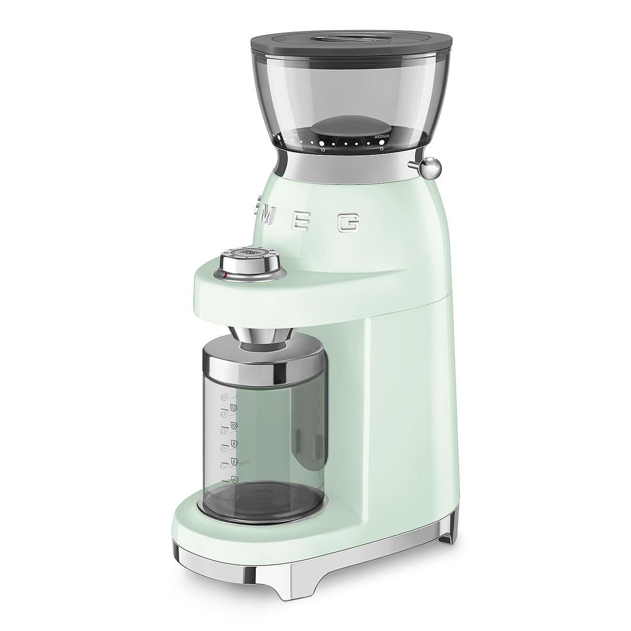 Eine mintgrüne Kaffeemühle mit einem transparenten Bohnenbehälter oben und einem transparenten Kaffeemehlbehälter unten. Sie hat einen Chromfuß.