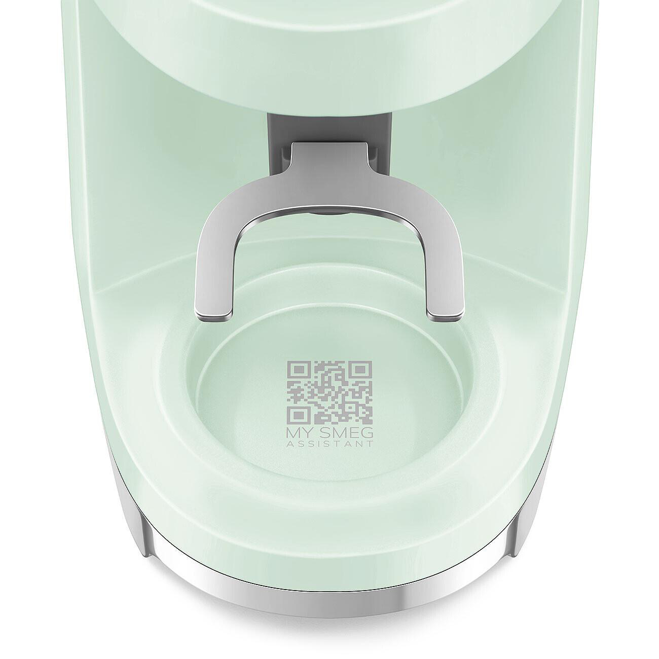 Nahaufnahme eines mintgrünen Geräts mit silbernem Griff. Ein QR-Code und 'MY SMEG ASSISTANT' sind sichtbar.
