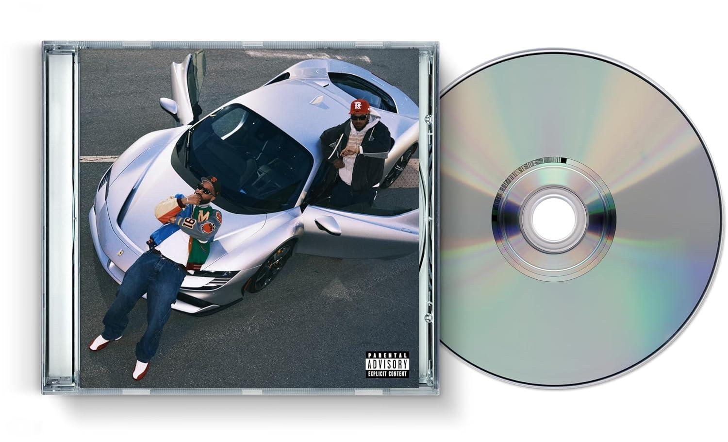 CD-Cover mit zwei Männern in der Nähe eines silbernen Sportwagens. Rechts ist eine CD. Warnhinweis für Eltern sichtbar.