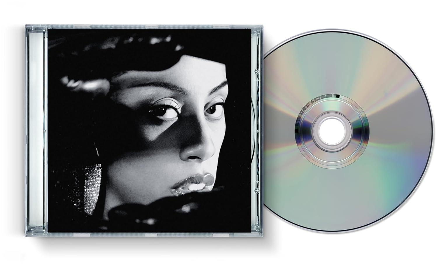 CD-Hülle mit einem Schwarz-Weiß-Foto einer Frau und einer CD. Die Frau schaut nach rechts.
