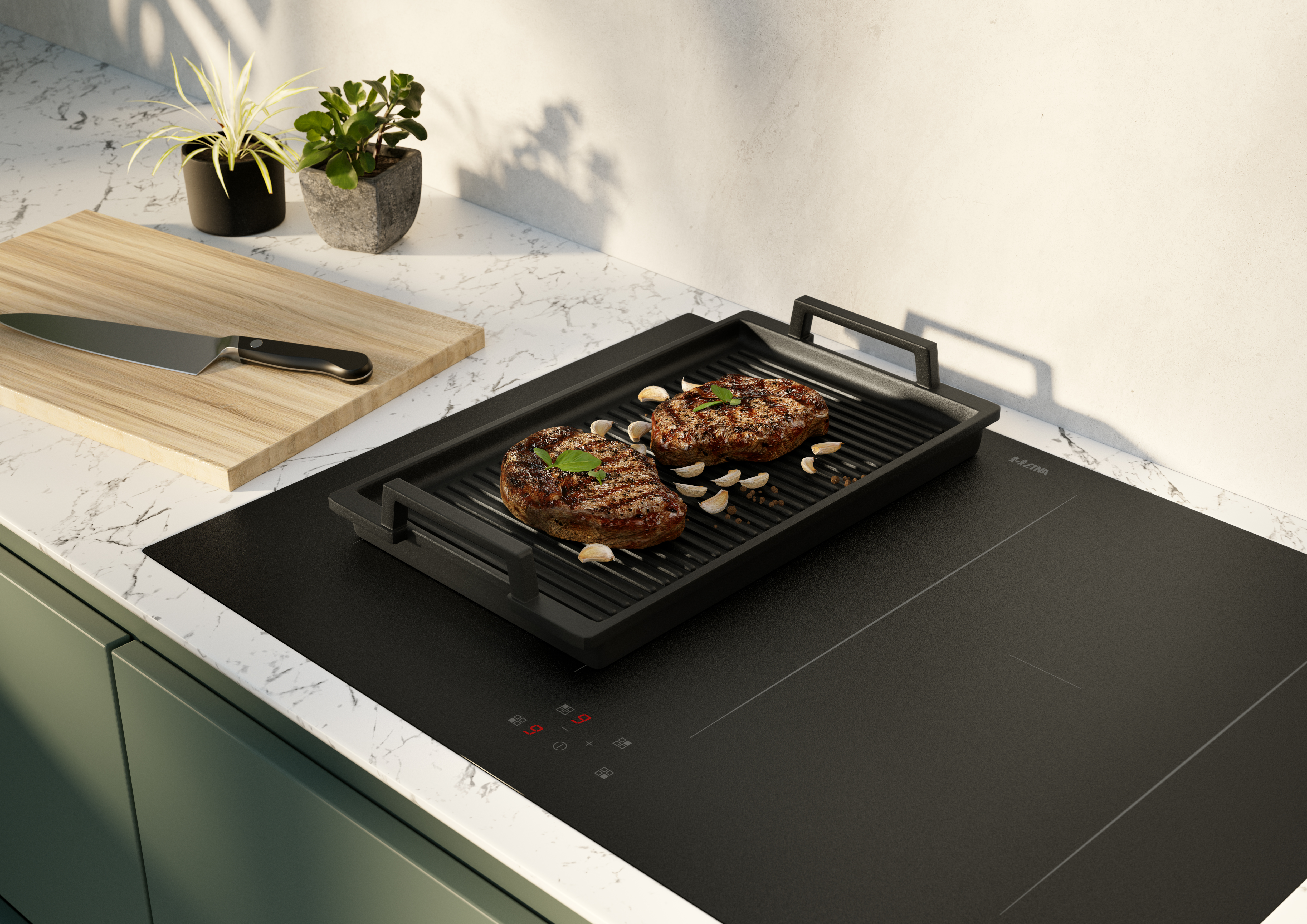 Twee gegrilde steaks op een zwarte grillpan, knoflookteentjes, mes op een houten plank, planten en een inductiekookplaat.