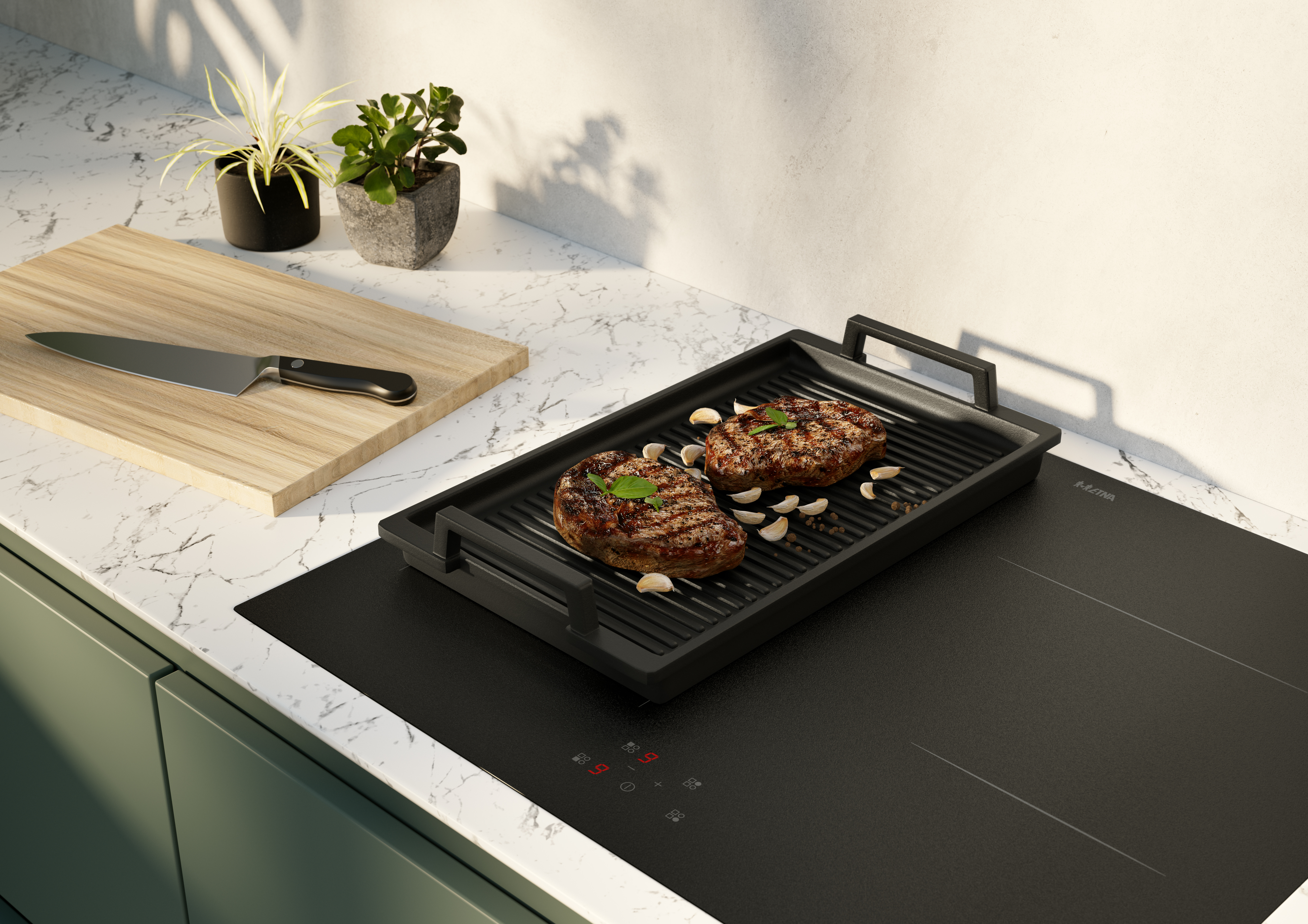 Twee gebakken steaks op een grill, knoflook en een snijplank met een mes op een aanrecht, met planten.