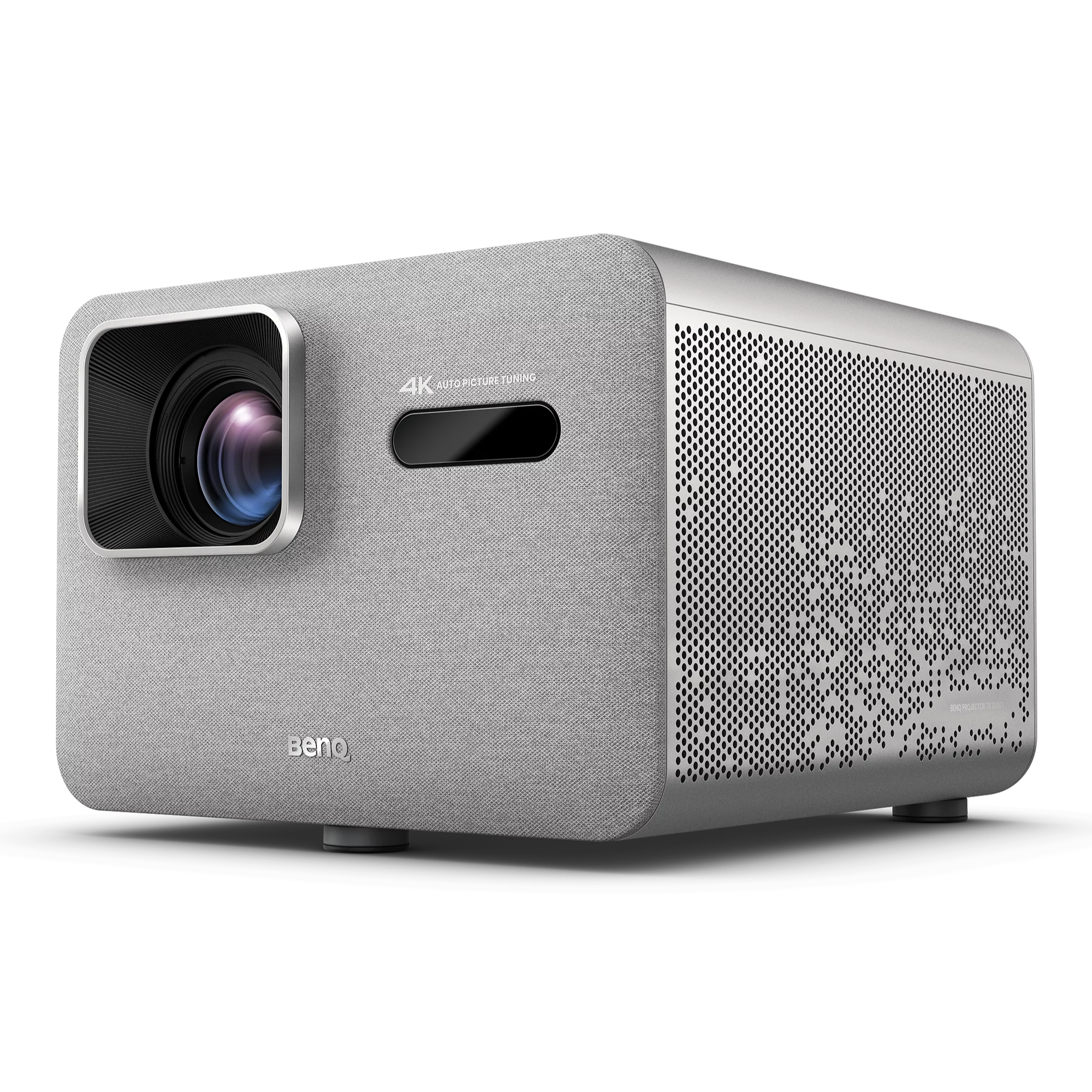Grauer BenQ-Projektor auf schwarzem Hintergrund. Er hat eine Linse, Lüftungslöcher und ein Bedienfeld.