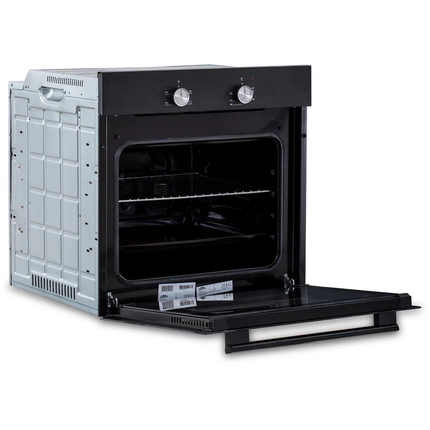 Un four noir ouvert, porte vers le bas. Côtés argentés, dessus noir avec boutons. Intérieur sombre, avec grille.