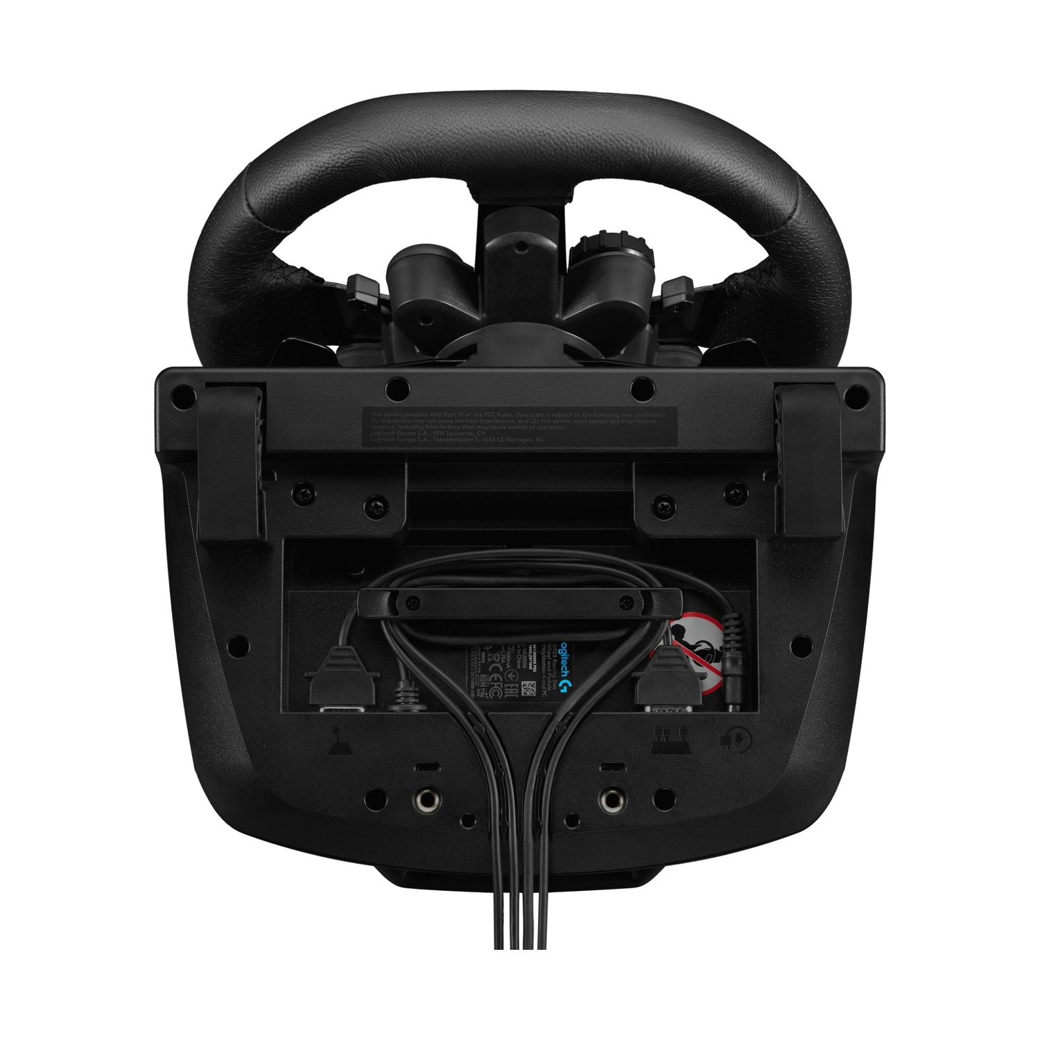 Un volante da corsa nero con impugnatura simile alla pelle. Ha pulsanti, cavi e connettori sul retro. Sfondo bianco.