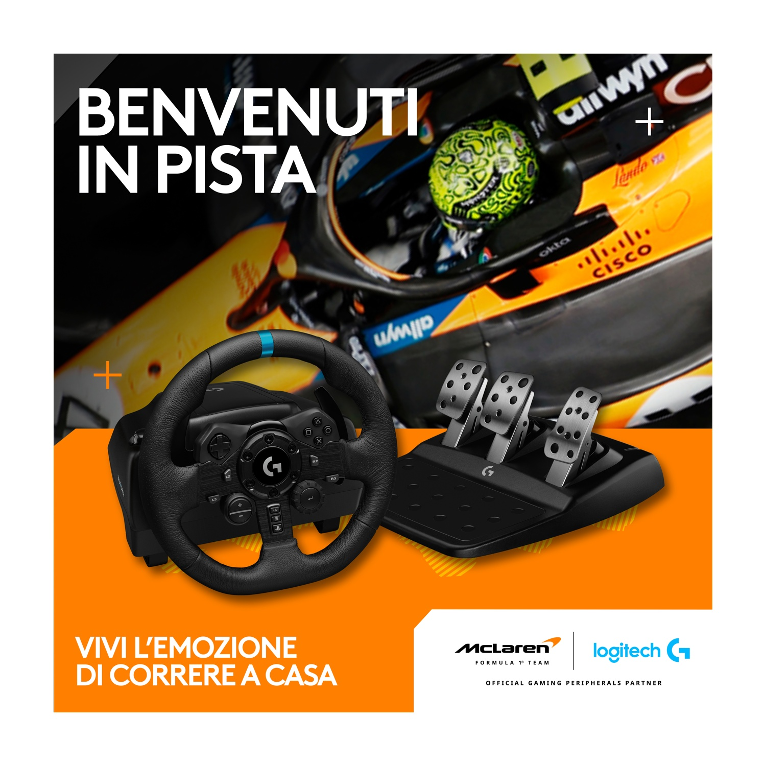 L'immagine presenta un volante e dei pedali. Un'auto da corsa è sullo sfondo. Il testo dice 'Benvenuti in pista'.