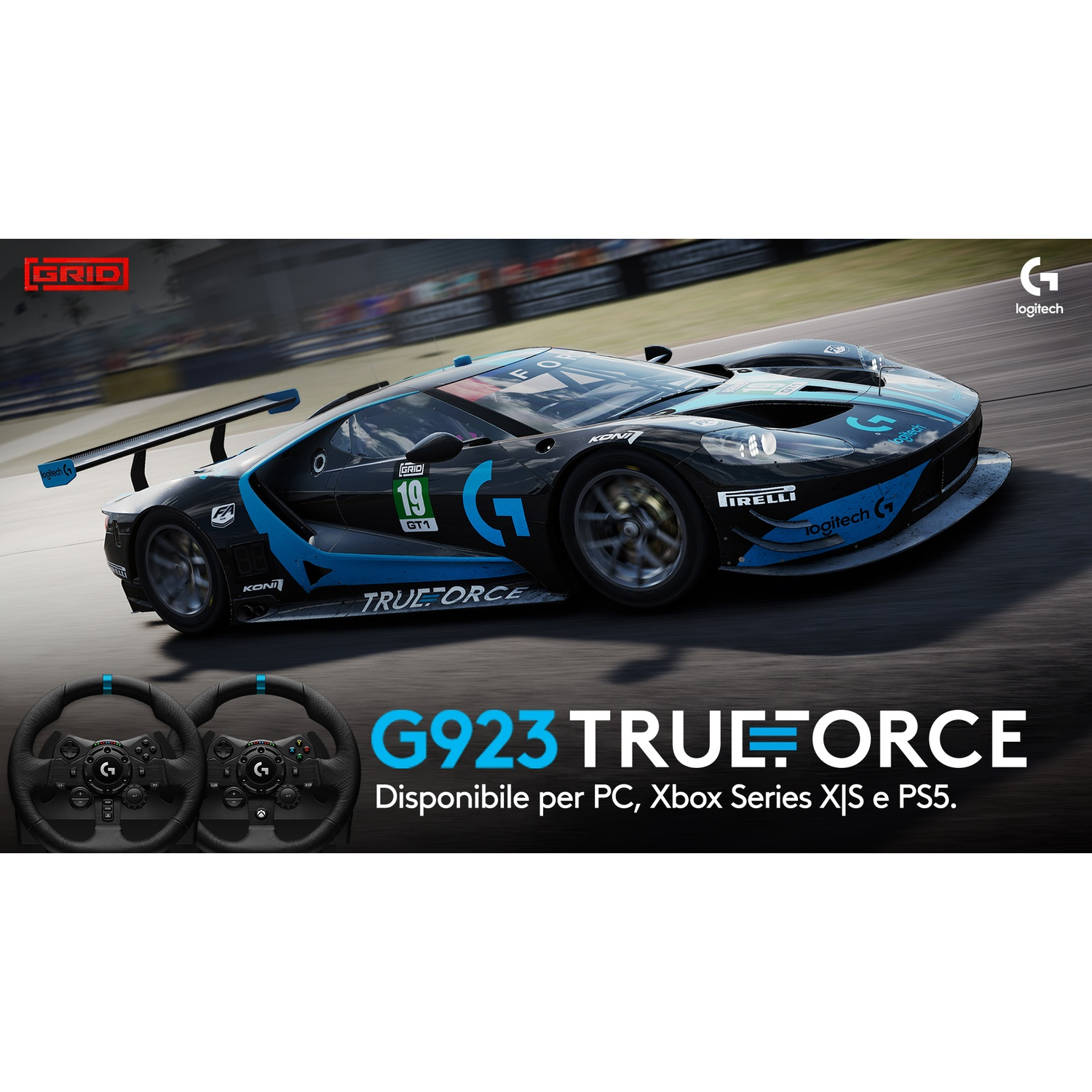 Un'auto da corsa nera e blu con il logo Logitech è su una pista. L'immagine pubblicizza un volante G923 TRUEFORCE.
