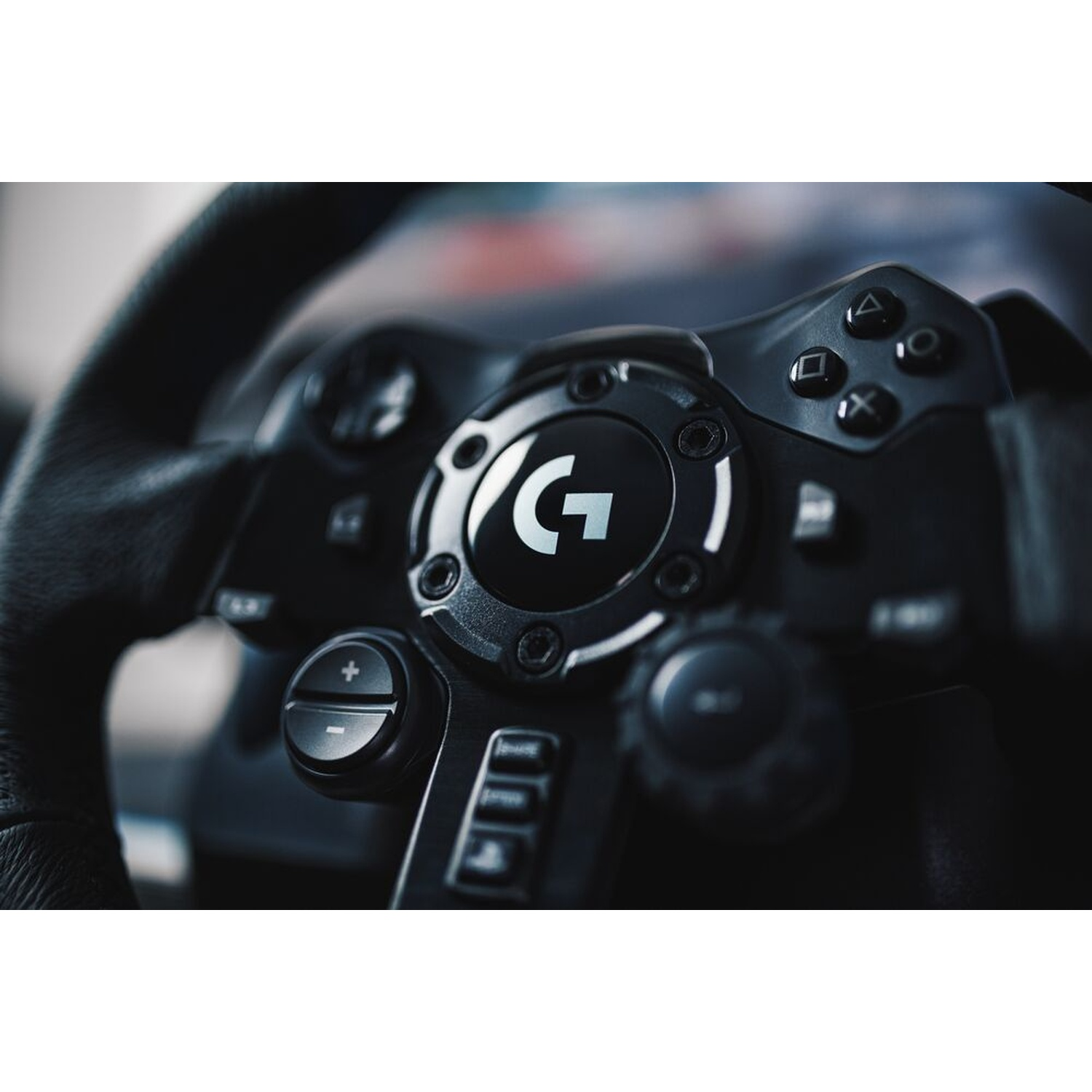 Primo piano di un volante Logitech nero. Sono visibili pulsanti, il logo e parti del bordo in pelle.