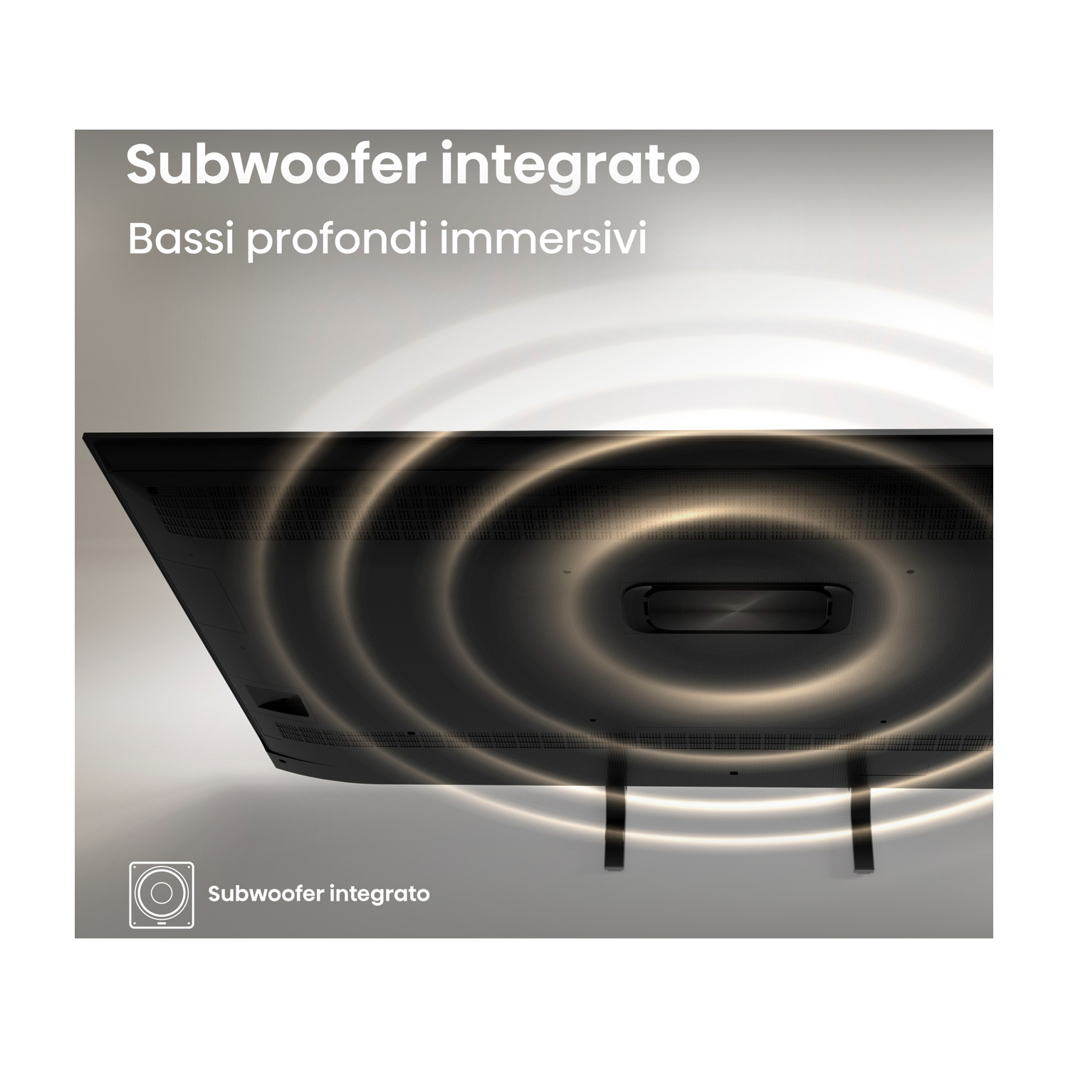 È mostrata una TV nera con subwoofer integrato. Le onde sonore emanano da essa. Il testo recita 'Subwoofer integrato' e 'Bassi profondi immersivi'.