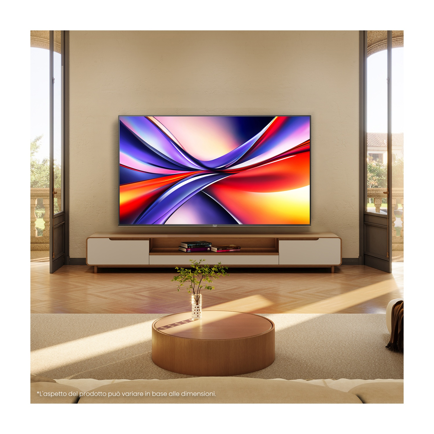 Soggiorno con un grande televisore. Un mobile in legno sostiene la TV. Un tavolino rotondo e un divano in primo piano.