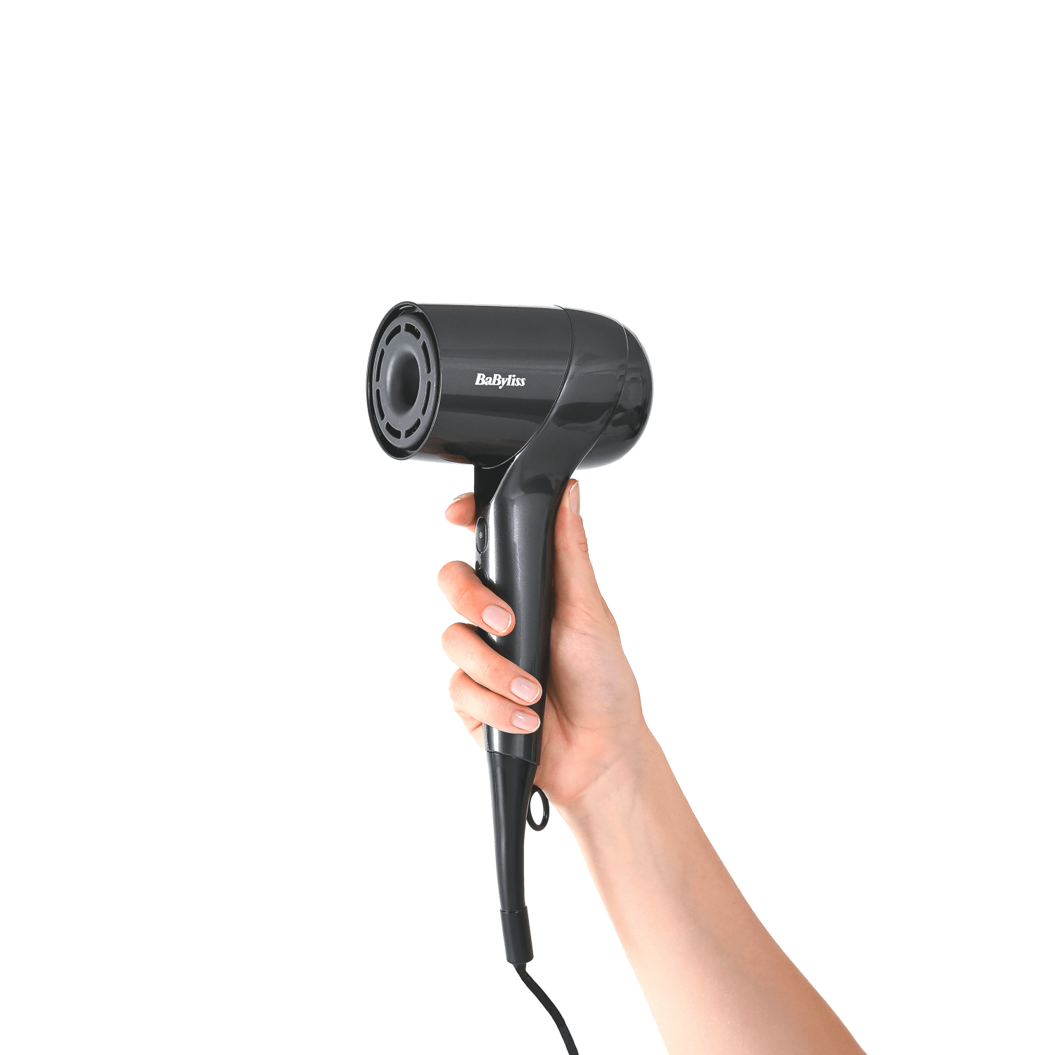 Una mano sostiene un secador de pelo negro sobre un fondo blanco. La marca 'BaByliss' es visible.