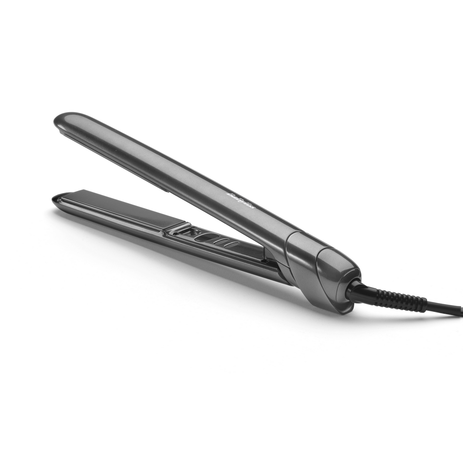 Una plancha de pelo gris sobre una superficie blanca. Está abierta, mostrando las placas calefactoras. Un cable de alimentación negro sale del mango.