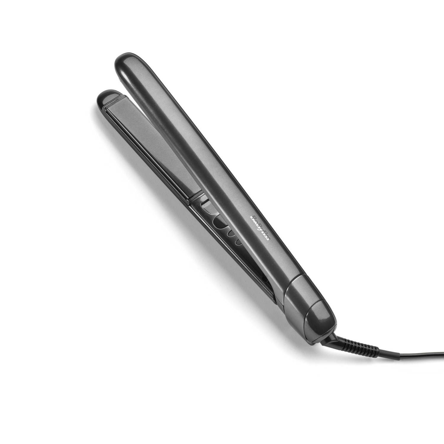 Una plancha de pelo gris sobre fondo blanco. La plancha está en ángulo y tiene un cable de alimentación negro.