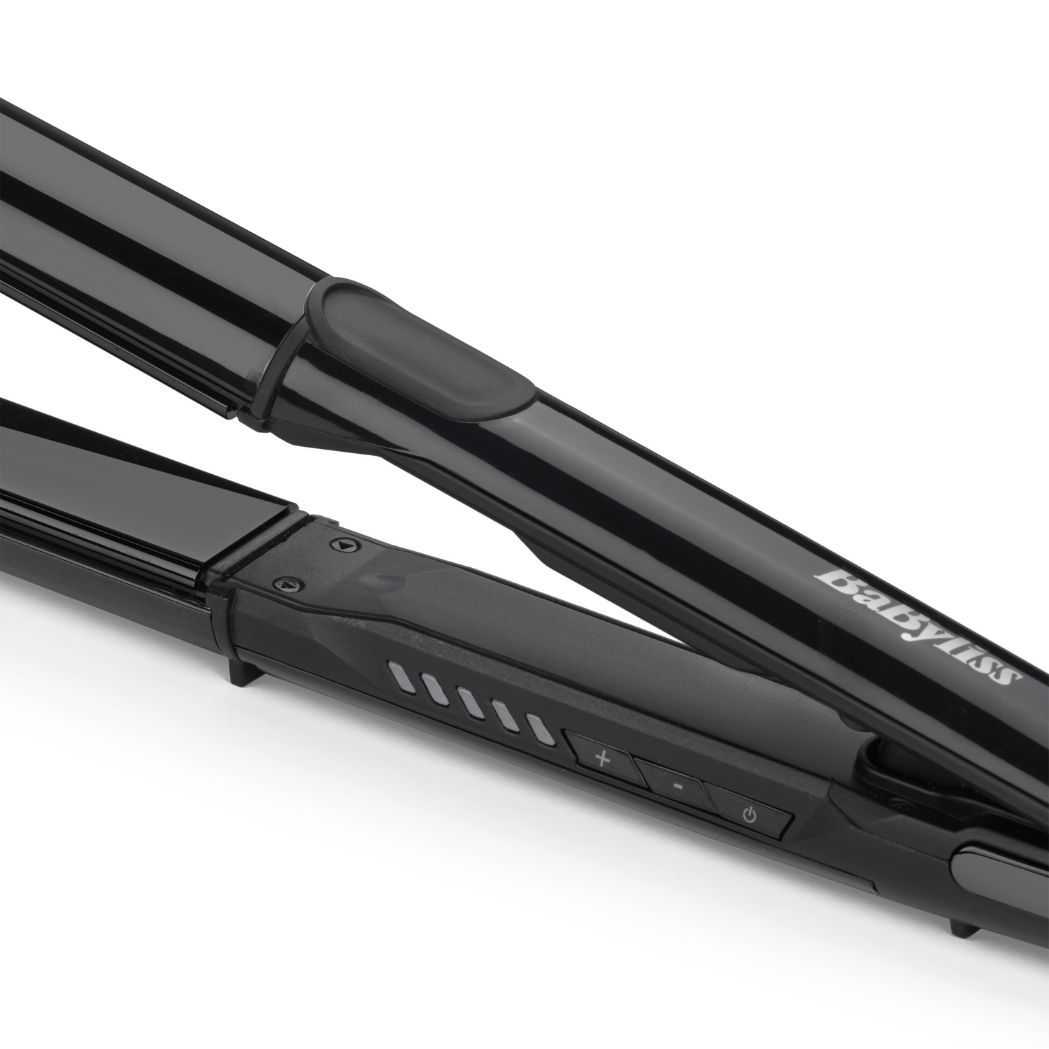 Primer plano de una plancha de pelo Babyliss negra. Se ven botones e indicador de encendido. El fondo es blanco.