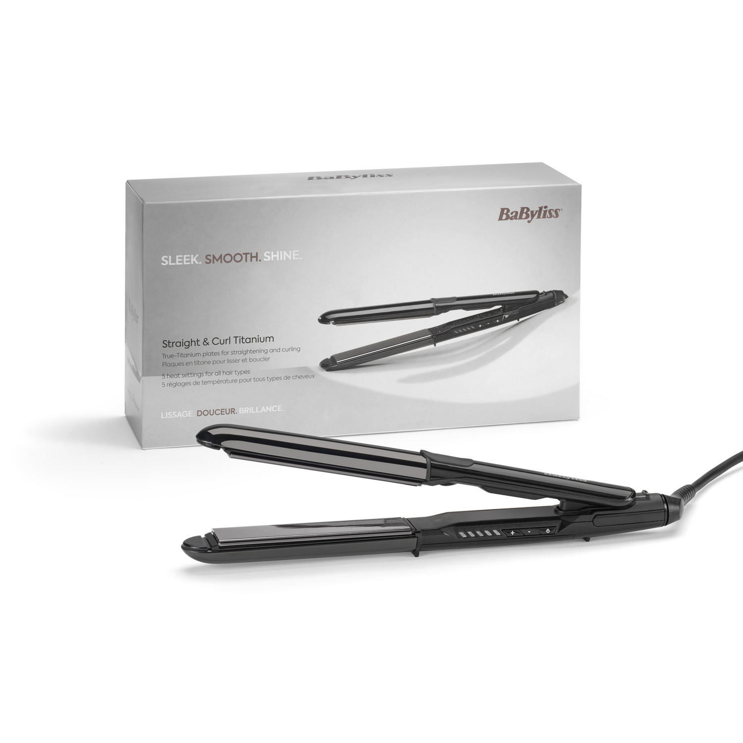 Una plancha de pelo Babyliss negra y su caja sobre un fondo blanco. La caja dice 'Sleek, Smooth, Shine' y 'Straight & Curl Titanium'.