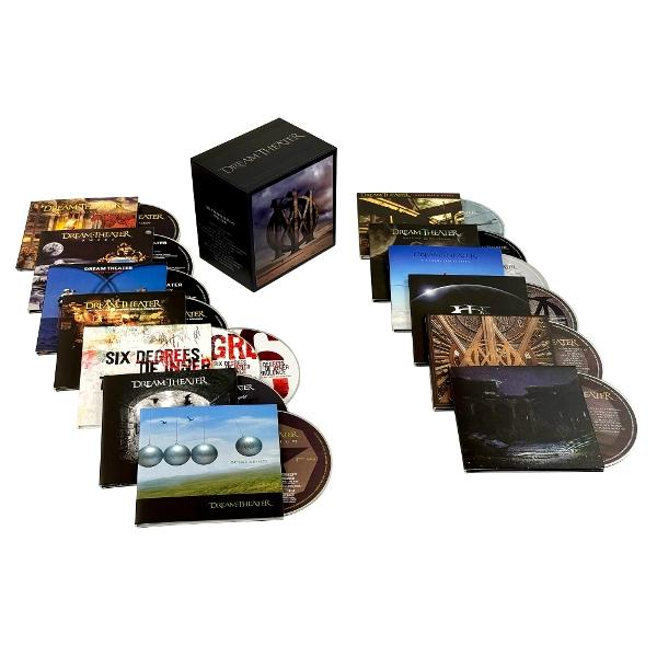 Dream Theater CD-Box-Set. CDs und Box mit Bandnamen. Alben mit verschiedenen Covern. Schwarze Box oben links.