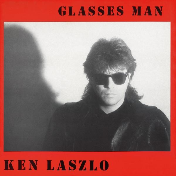 Albumcover. Mann mit Sonnenbrille, schwarze Jacke. Text: 'GLASSES MAN' oben, 'KEN LASZLO' unten, alles weiß auf rot.