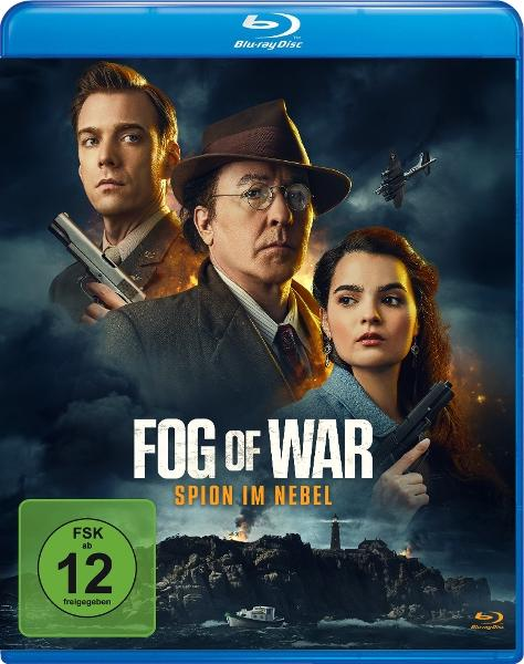 Blu-ray-Cover: Drei Personen mit Waffen in einer Kriegsszene. Der Titel lautet 'Fog of War'. Ein kleines Boot und ein Leuchtturm im Hintergrund.