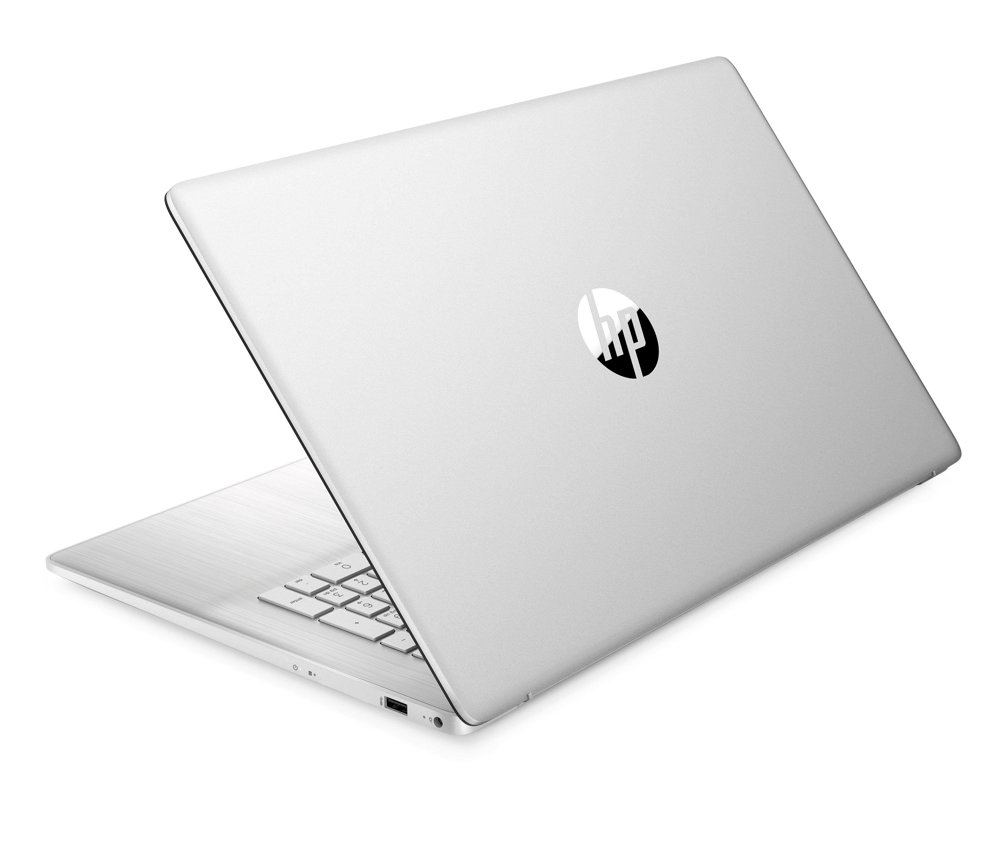 Silberner Laptop, teilweise geöffnet, auf weißer Oberfläche. HP-Logo auf dem Deckel. Tastatur sichtbar.