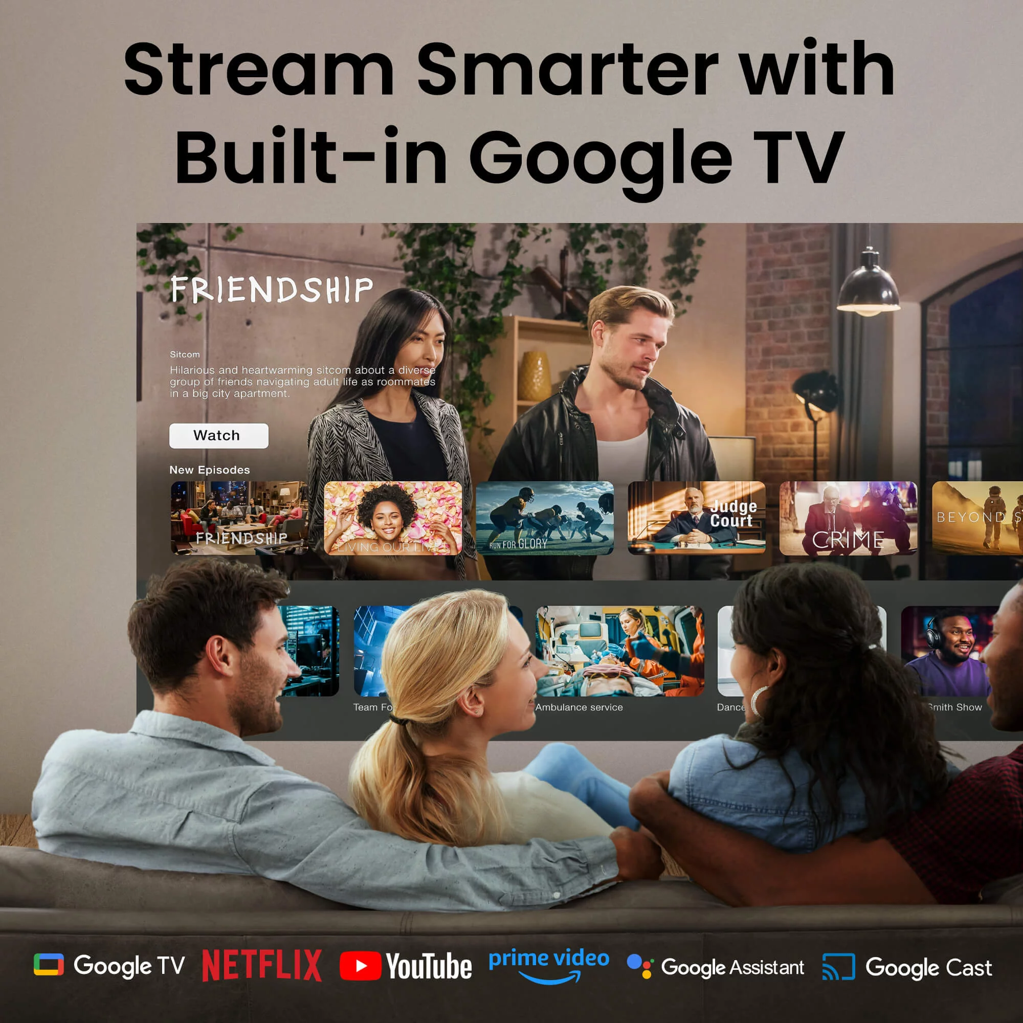Menschen schauen fern, mit Google TV, Netflix und YouTube Logos. Der Fernseher zeigt eine Freundschaftsshow.