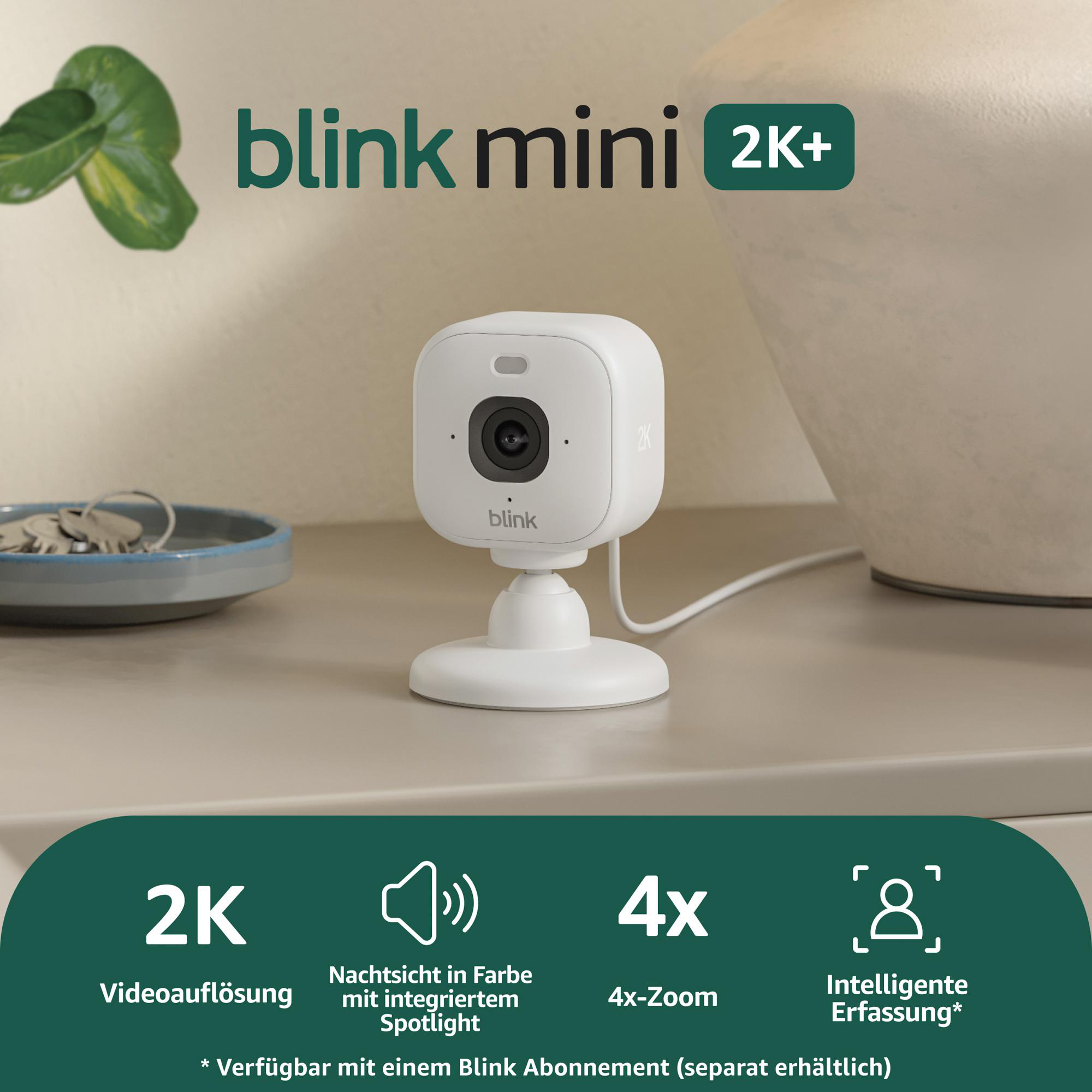 Eine weiße Blink Mini 2K+ Überwachungskamera auf einem Tisch. Sie zeigt 2K-Auflösung, Nachtsicht, 4x Zoom und intelligente Erkennung.
