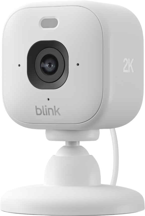 Eine weiße Blink 2K-Sicherheitskamera. Sie hat eine abgerundete quadratische Form mit schwarzer Linse und Basis. Das Wort 'blink' steht vorne.